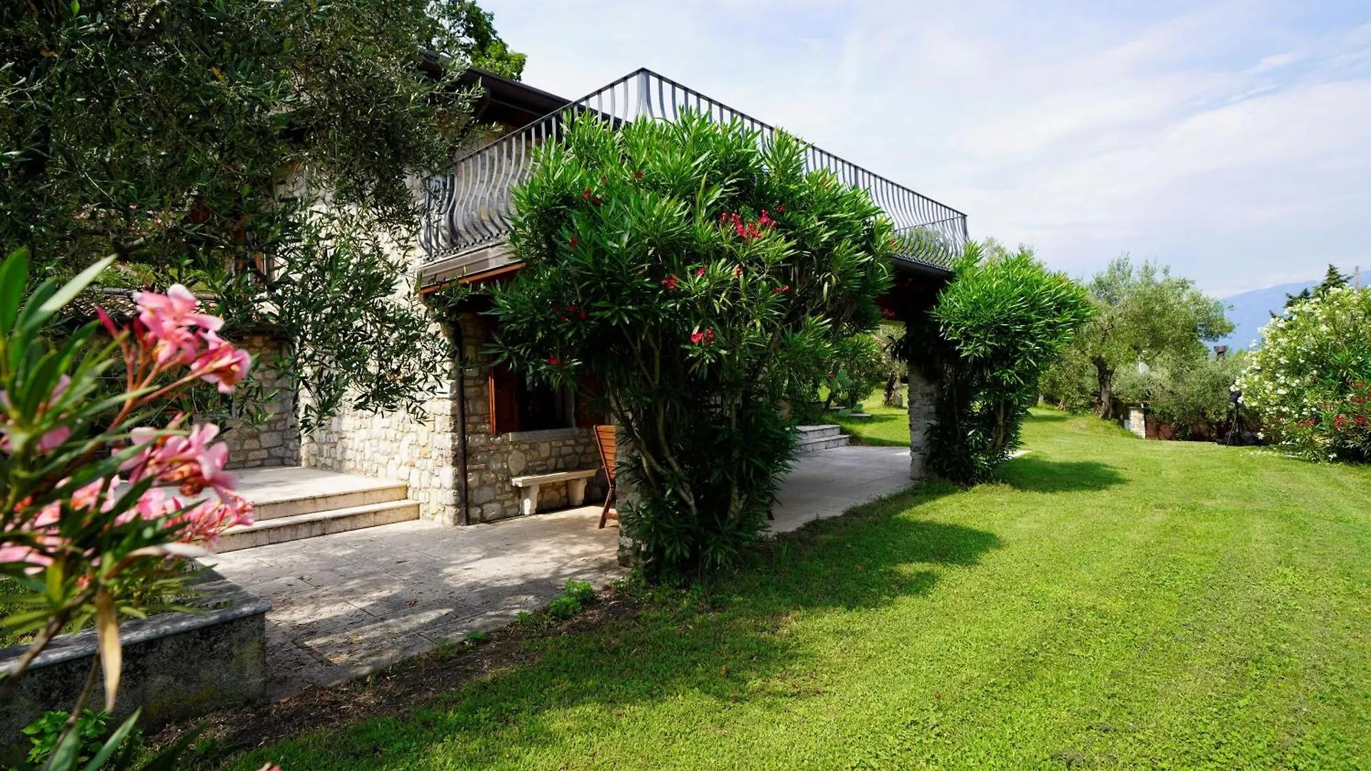 Villa Iris-Lakeview & Shared Pool - Happy Rentals Toscolano Maderno Lägenhet